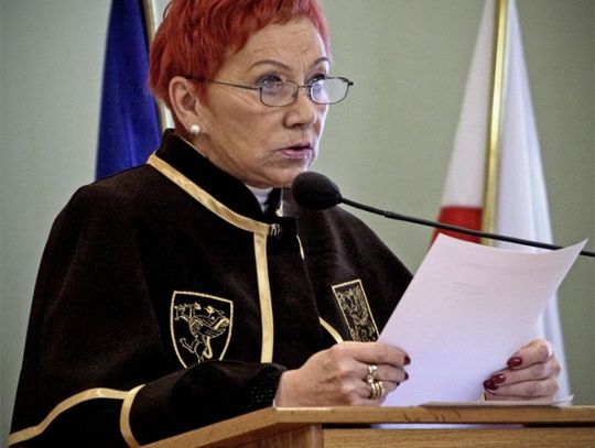 Radny o „krwiodawstwie”. Spór o pozwolenie na udzielanie wywiadów z włosami radnej w tle