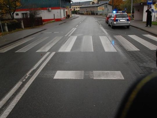 Ranna dziewczynka, wybiegła na jezdnię zza auta