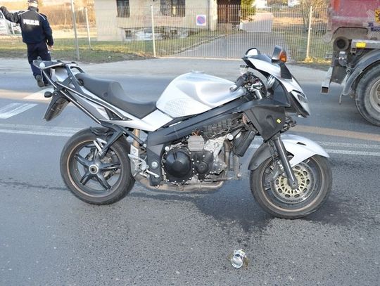 Ranna osoba po zderzeniu motocyklu ze Skodą