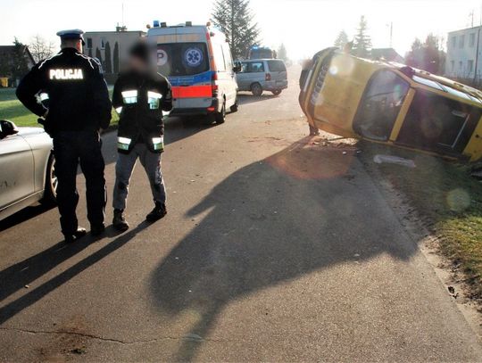 Ranni po zderzeniu mercedesa i jeepa. Terenówka wypadła z drogi