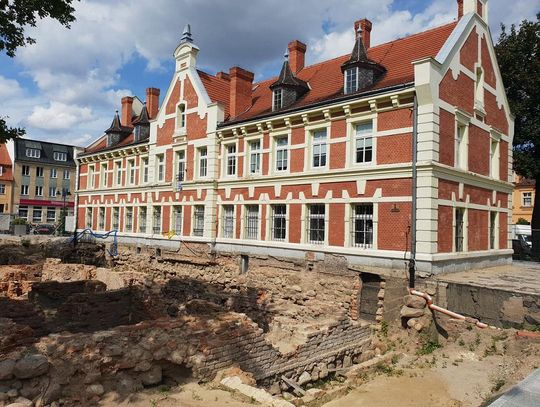 Ratusz grozi zawaleniem? Na fundamentach pojawiły się groźne pęknięcia 