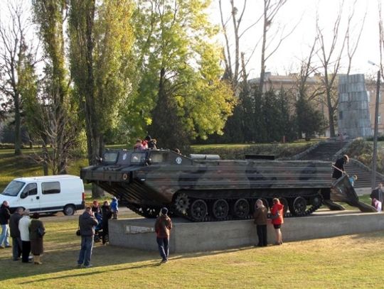 Reflektory oświetlą wojskowy transporter. Będzie jaśniej nie tylko na ulicy 