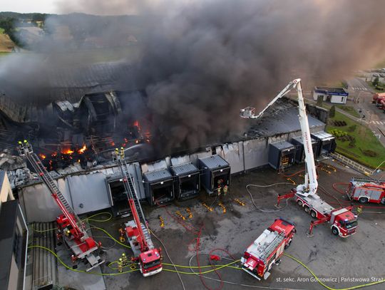 REGION: Od kilku godzin trwa walka z pożarem w miejscowości Kawle w powiecie kartuskim. Zaginął strażak OSP