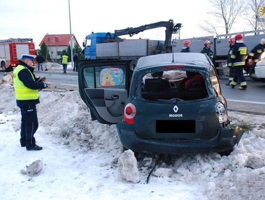 Renault czołowo z ciężarówką, kierowca w szpitalu