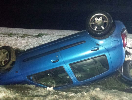 Renault skończył jazdę na dachu. Groźny wypadek w Gniewie