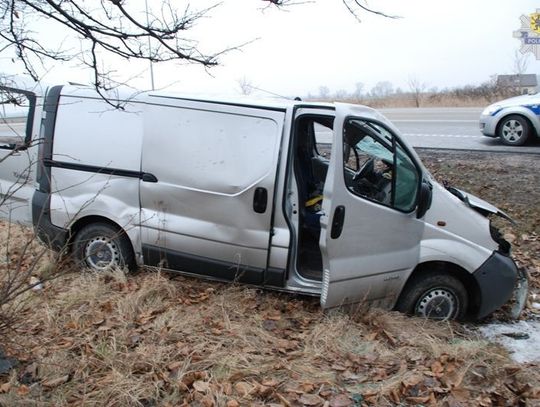 Renault w rowie, osiem osób w szpitalu