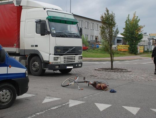 Rewerem wjechał na rondo pod ciężarówkę