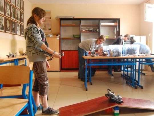 Roboty, sala teatralna i podglądanie słońca