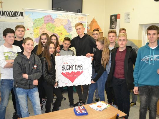 „Rodacy Bohaterom” z udziałem uczniów z Szkoły Podstawowej w Suchym Dębie