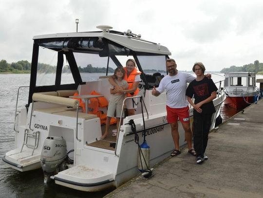 [WIDEO] Rodzina na mieliźnie. Policjanci pomogli wydostać i zacumować łódź