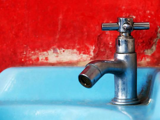 Rodzinom z małymi dziećmi odcięto w bloku wodę