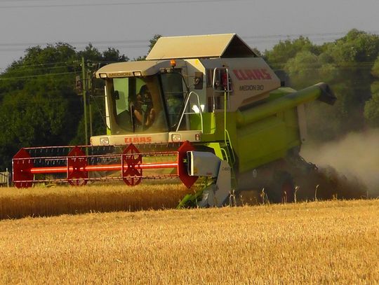 Rolnictwo i leśnictwo. Wojewoda podpisał umowy o dofinansowaniu inwestycji 