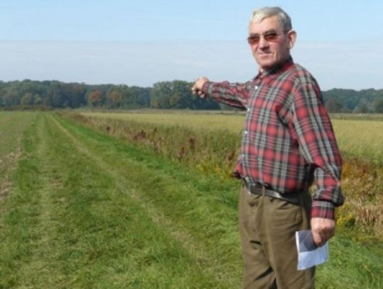 Rolnik od czterech lat nie może korzystać ze swojego pola. "Chyba założę tu rezerwat"...