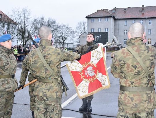 Rota na 76 głosów w Słupsku. Pomorscy terytorialsi zakończyli szkolenie w ramach programu „Ferie z WOT” i złożyli przysięgę 