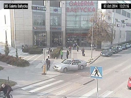 Rowerzysta potrącił kobietę przy Galerii Bałtyckiej - poszukiwani świadkowie