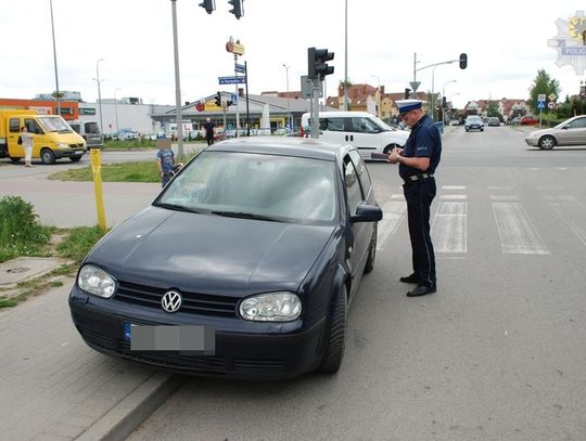Rowerzysta w Kowalach na czerwonym wjechał w Golfa. Trafił do szpitala z 300 zł mandatem.