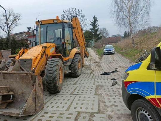 Rowerzysta zderzył się z koparką. Interweniował śmigłowiec medyczny!