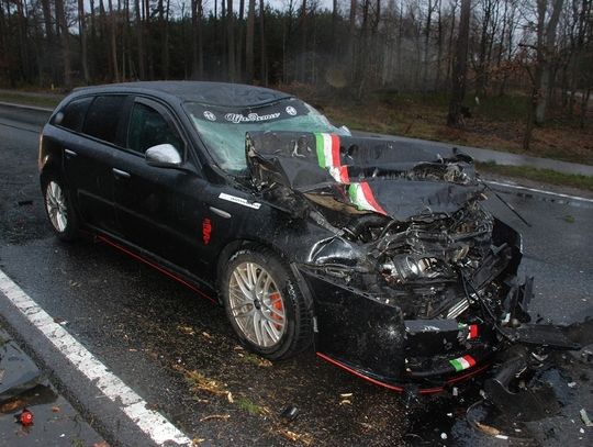 Rozbił auto najeżdżając na pojazd służby drogowej, która sprzątała drogę po nawałnicy