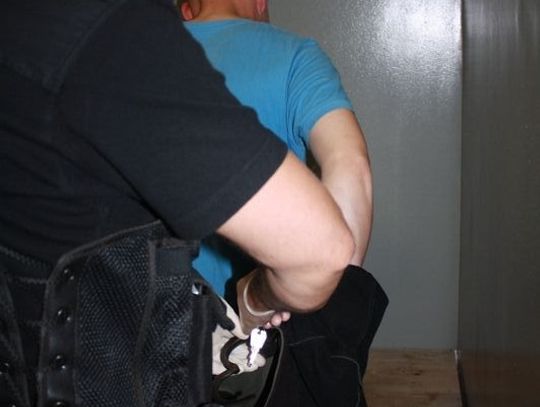 Rozbój "policjantów", wtargnęli do mieszkania kobiety