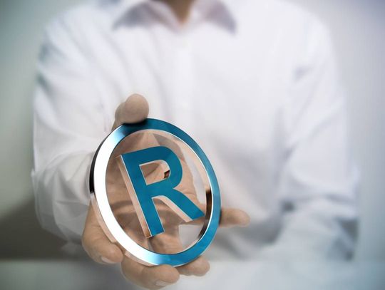 Różnica między znakami ochronnymi R i TM