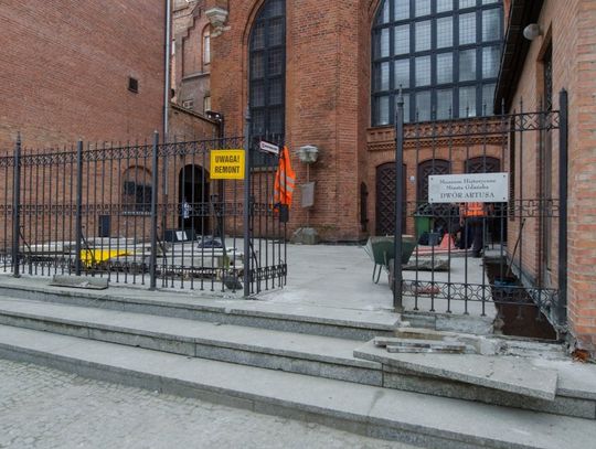 Rozpoczął się remont dziedzińca Dworu Artusa. Główne Miasto wzbogaci się o wodny zdrój.