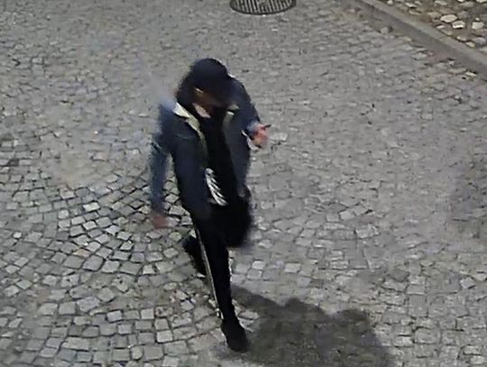 Rozpoznajecie tego mężczyznę? Jest podejrzany o pobicie 