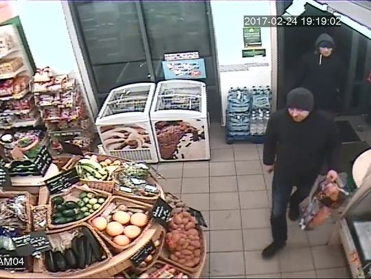 Rozpoznajesz ich? Sprawcy okradli jeden ze sklepów na Przymorzu.