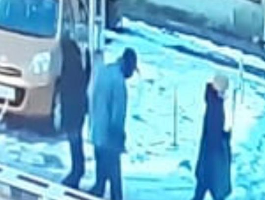 Rozpoznajesz te osoby? Policjanci szukają sprawców napadu na jubilera