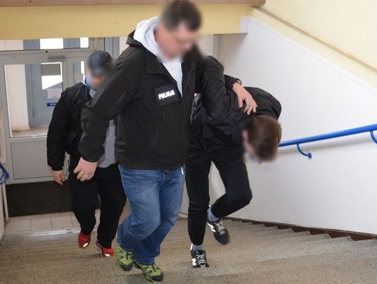 Rozwieszali plakaty w trzech gdańskich restauracjach plakaty nawołujące do nienawiści. Zatrzymano trzy podejrzane o to osoby.