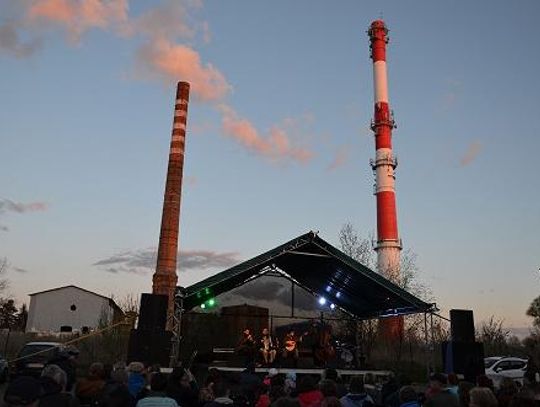 Ruszyło wyburzanie komina. Gmina właścicielem terenu po cukrowni...