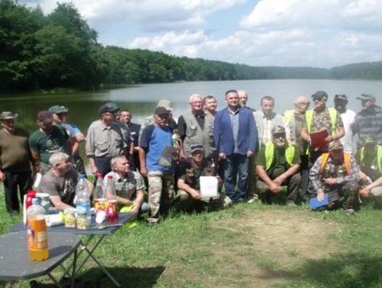 Rywalizacja na jeziorze Zduńskim. Zawody spławikowe o Puchar Prezydenta Miasta