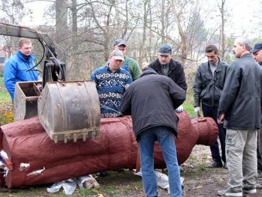 Rzeźba kowala z klonu - w starej kuźni