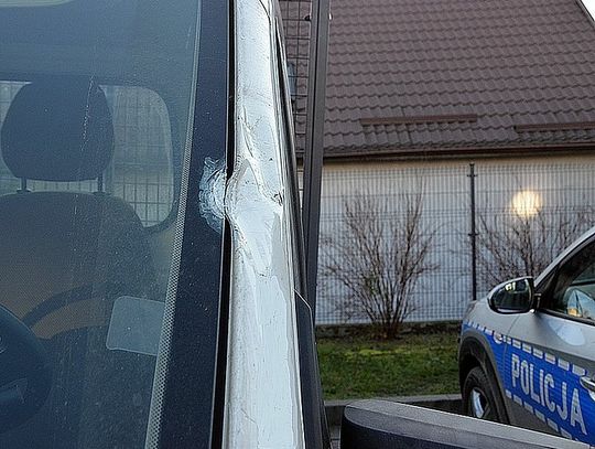 Rzucał kamieniami w przejeżdżające samochody. Teraz posiedzi w areszcie