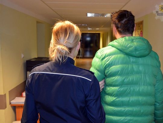 Rzucał kamieniami w samochody. Sprawca zatrzymany w 15 minut.