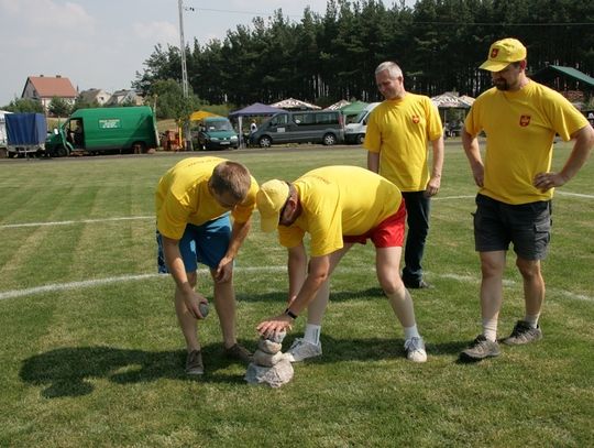 Rzucali kamieniem i czapką