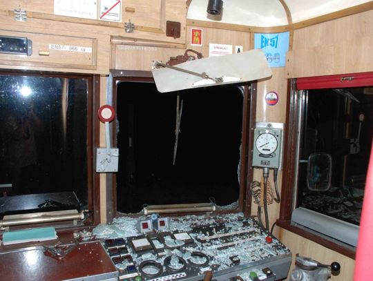 Rzucali w pociąg kamieniami