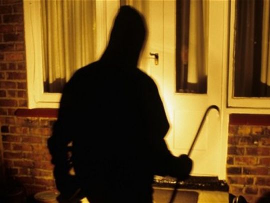 Rzucili na ziemię, bili i dusili.Trójka mężczyzn wtargnęła do mieszkania, by pobić i okraść bezbronną kobietę?