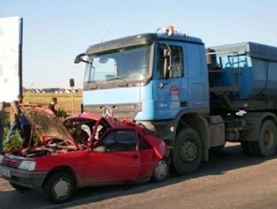 Samochód ciężarowy najechał na peugeota