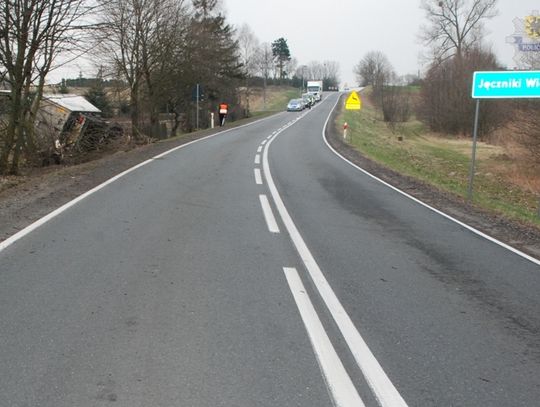 Samochód ciężarowy z naczepą uderzył w przydrożne drzewo