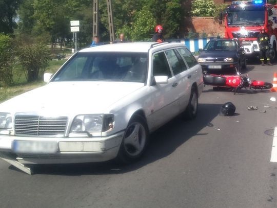 Samochód osobowy uderzył w motorowerzystę