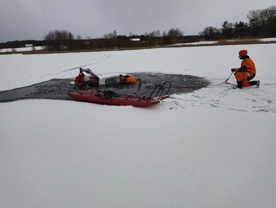 Samochód runął pod ciężarem na lodowej tafli. Pożary budynków mieszkalnych