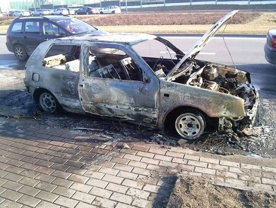 Samochód spłonął chwilę po wyjeździe z warsztatu! Właściciel odpiera zarzuty