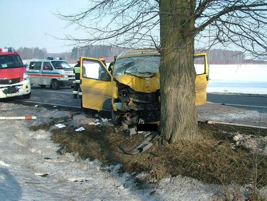 Samochód uderzył w drzewo