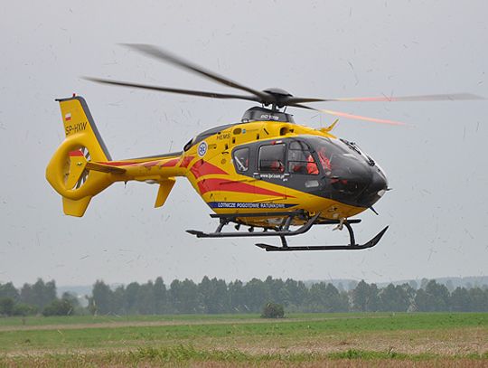 Samochód uderzył w drzewo, dziecko zabrał śmigłowiec