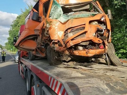 Samochód uderzył w drzewo. Kierowca i pasażerowie w szpitalu