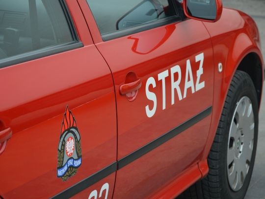 Samochód wjechał w barierki. Jedna osoba została przetransportowana do szpitala