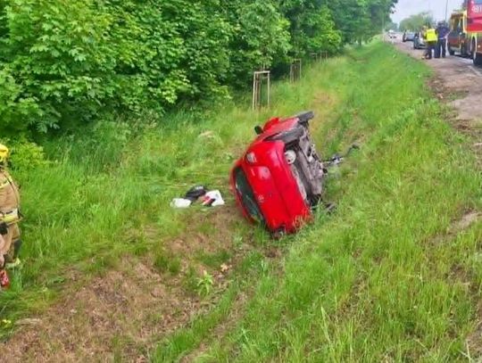 Samochód wypadł z jezdni. Interweniowali strażacy z Malborka i ratownicy medyczni