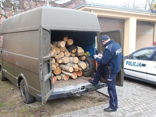 Samochód wypełniony balami drewna