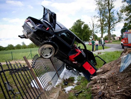 Samochód zawisł na płocie, autobusem w drzewo
