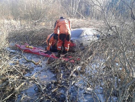Samochód... znaleziony w bagnie. Strażacy wyciągnęli auto